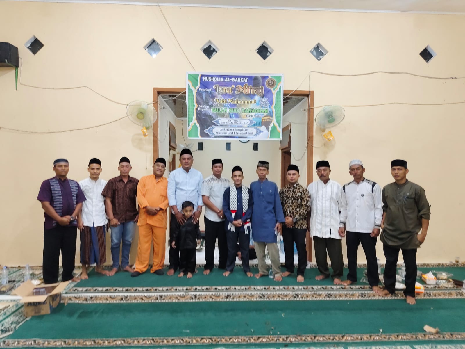 Usai acara Ustad Adi Junaidi Dasrul S.Ap, Pengurus Masjid dan para Jemaah poto bersama